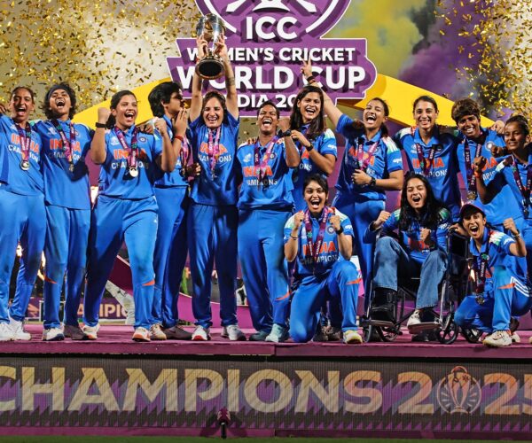 ചരിത്രമെഴുതി ഇന്ത്യൻ വനിതകൾ! കന്നി ലോകകപ്പ് കിരീടം ഇന്ത്യയിലേക്ക്; ദക്ഷിണാഫ്രിക്കയെ വീഴ്ത്തിയത് 52 റൺസിന്