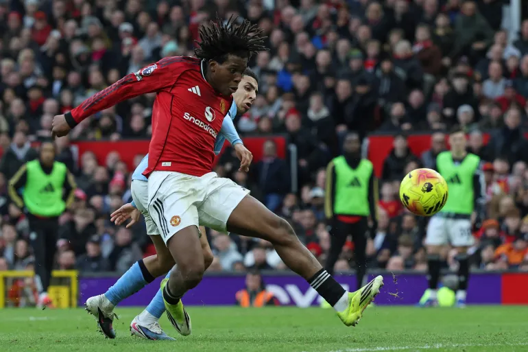 മാഞ്ചസ്റ്റർ ചുവന്നു! സിറ്റിയെ തകർത്ത് യുണൈറ്റഡ്; കാരിക്ക് യുഗത്തിന് സ്വപ്നതുല്യമായ തുടക്കം